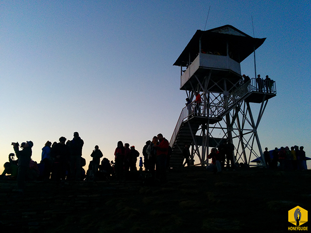 People waiting for sunrise on top of Poonhill.