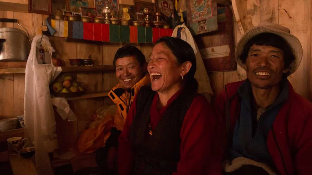 Trekkers and porters on the Manaslu circuit