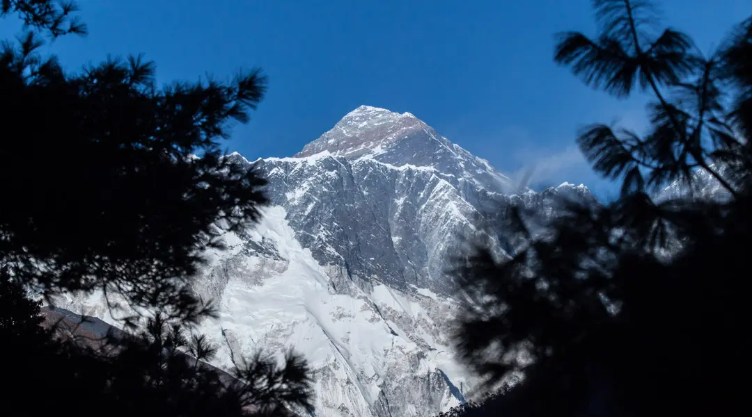 mountain-everest-april