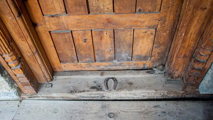 Horse Shoe At The Gates