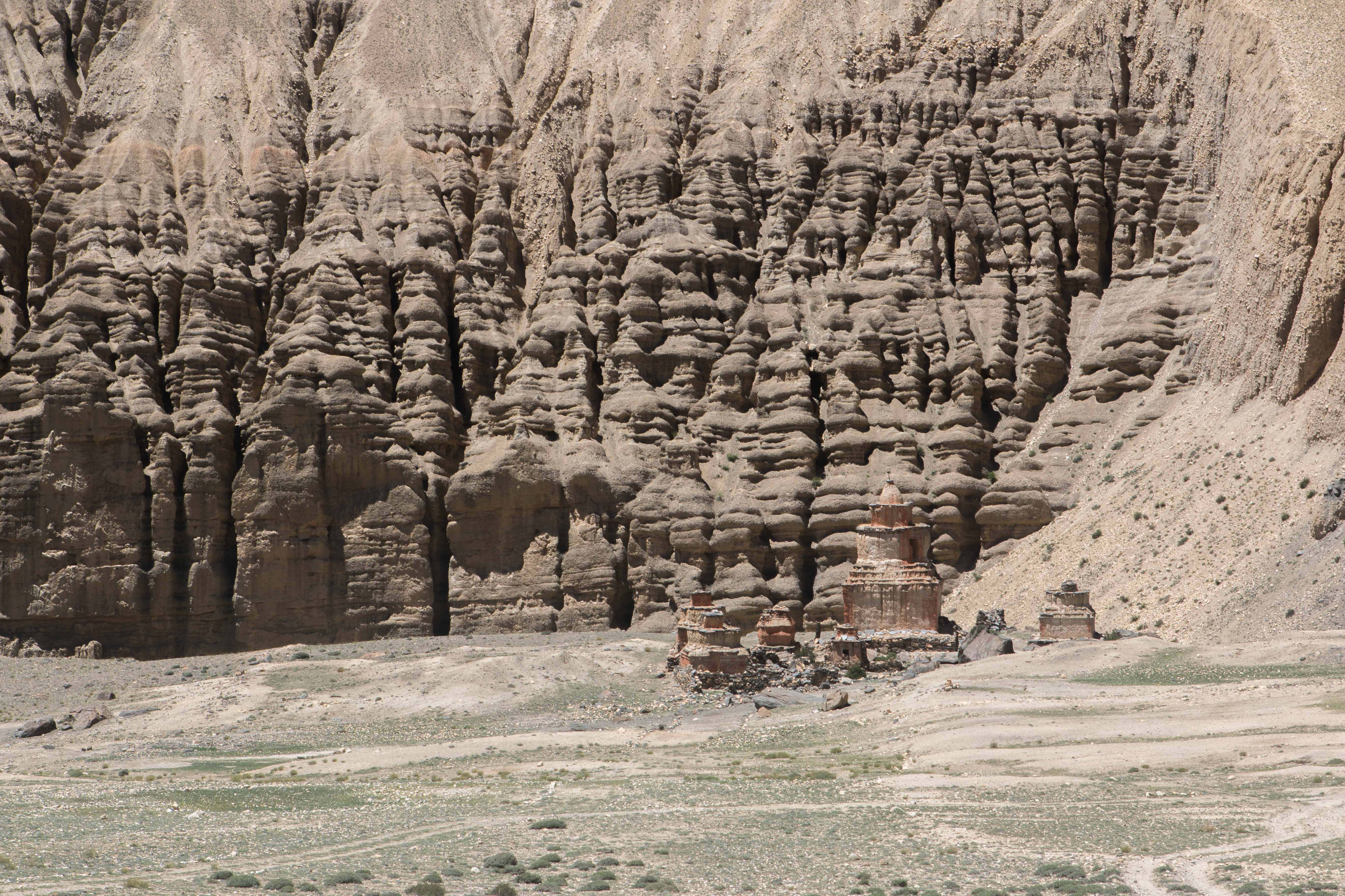 The patterns on the red cliffs on the trail, Upper Mustang